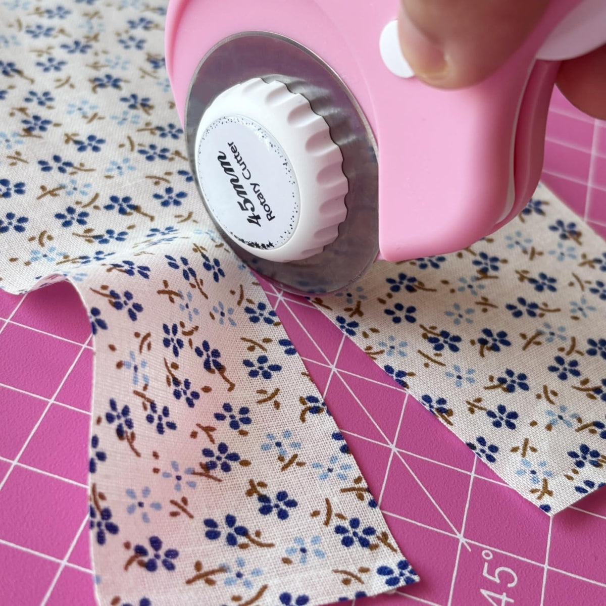45mm Rotary Cutter and Mat Set, Fabric Cutter Wheel and 12x18 Inch Self Healing Sewing Cutting Mat, Fabric Rotary Cutter with 5pcs Rotary Blades for Quilting Patchworking Crafts, Pink