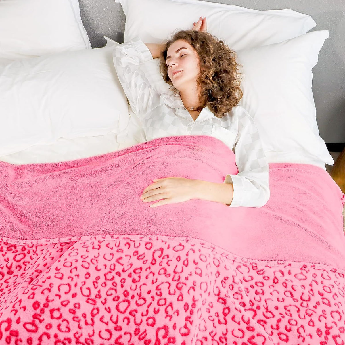 Pink Throw Blanket for Girls Women - Birthday Gifts for Teen Girls Her Sister, Soft Cozy Cute Fleece Blanket, Y2K Girly Room Decor, Coral Pink Plush Small Blanket for Couch Bed