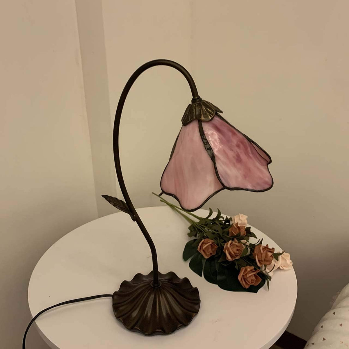 L10810 1-Light Pink Flower Tiffany Style Stained Glass Table Lamp