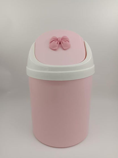 Mini Pink Desktop Trash Can with Swing Lid, Resin Bow Accent – 3.5L(0.92 Gal) Compact Odor Control Small Waste Bin, Durable Plastic Tabletop Garbage Pail