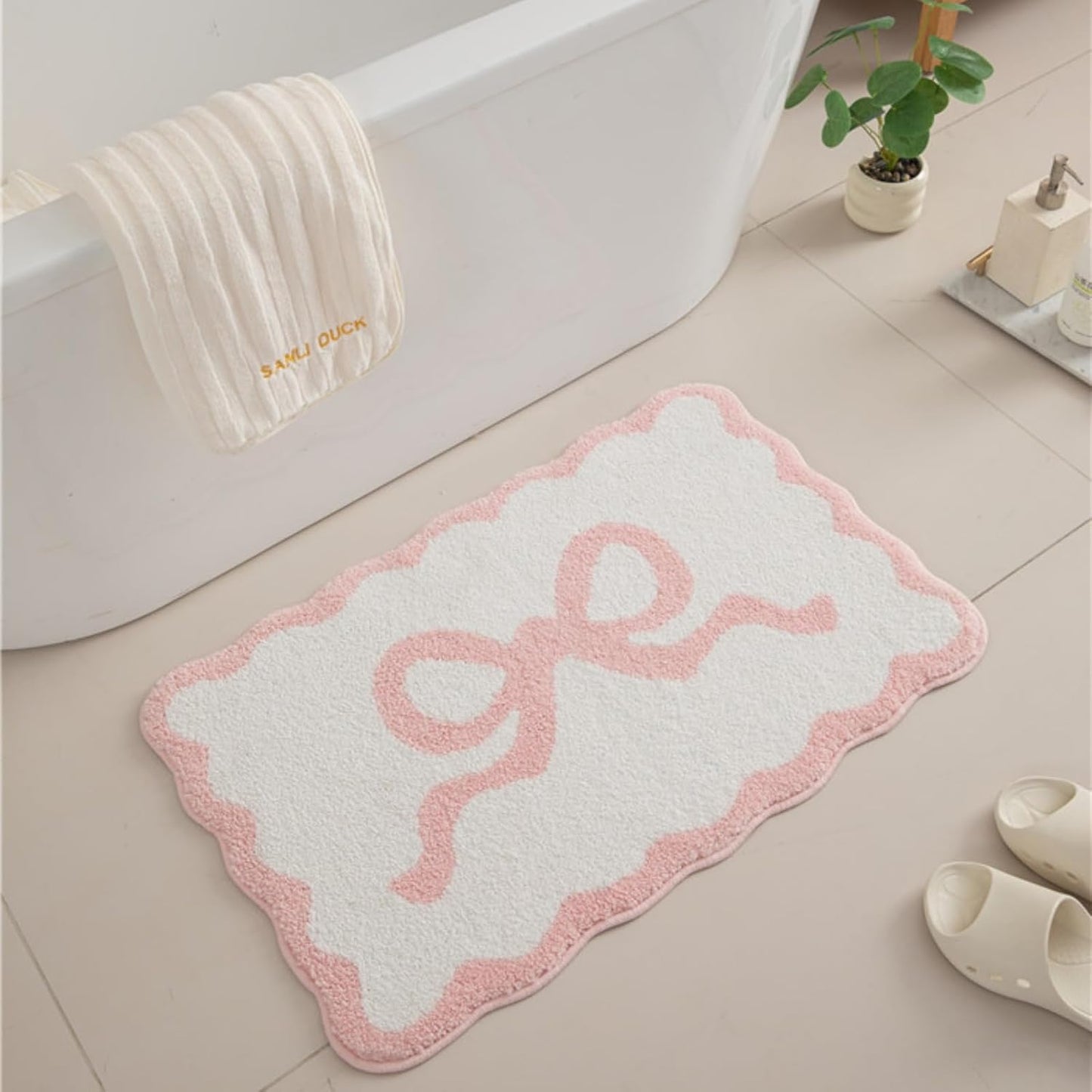 Pink Scalloped Bathroom Mat 26x18, Soft Absorbent Bath Mats, Machine Washable Microfiber Floor Mats for Bathroom Tubs, Sinks and Showers