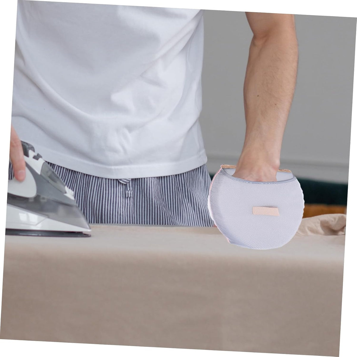 2pcs Handheld Ironing Gloves Lightweight Steam Mitts for Garment Steamer Comfortable Breathable Design for Home Use Travel Protects Hands from Heat Scalding