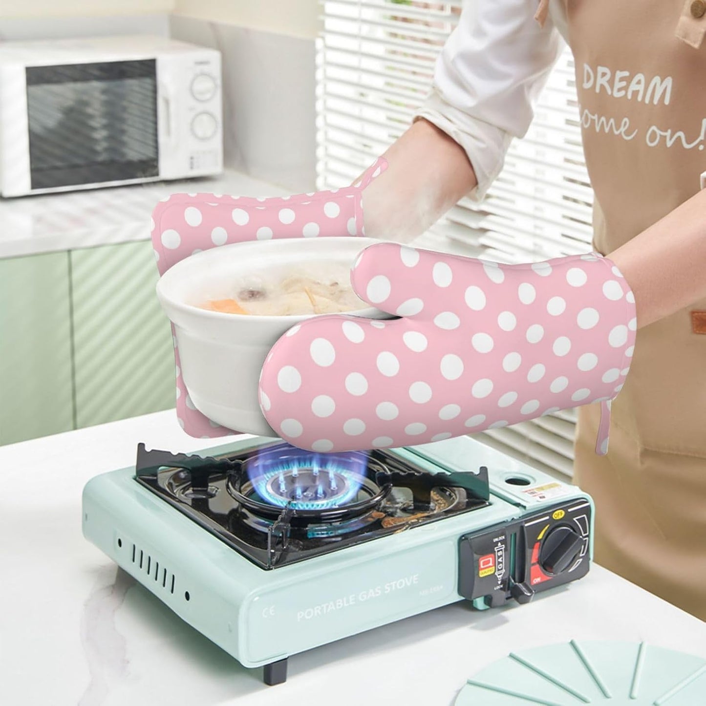 Light Pink Polka Dot Print Oven Mitts and Pot Holders Sets with 1 Left Silicone Oven Mitts and 1 Heatproof Insulated Hot Pads for Kitchen Use in Baking Cooking Grilling
