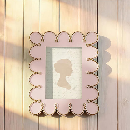 AceOrbit 4x6 Inch Light Pink Petal Wave Picture Frame Cute Wavy Edge Resin Scalloped Photo Frame for Desktop Display Home Decor Family Friends Wedding Graduation Gifts