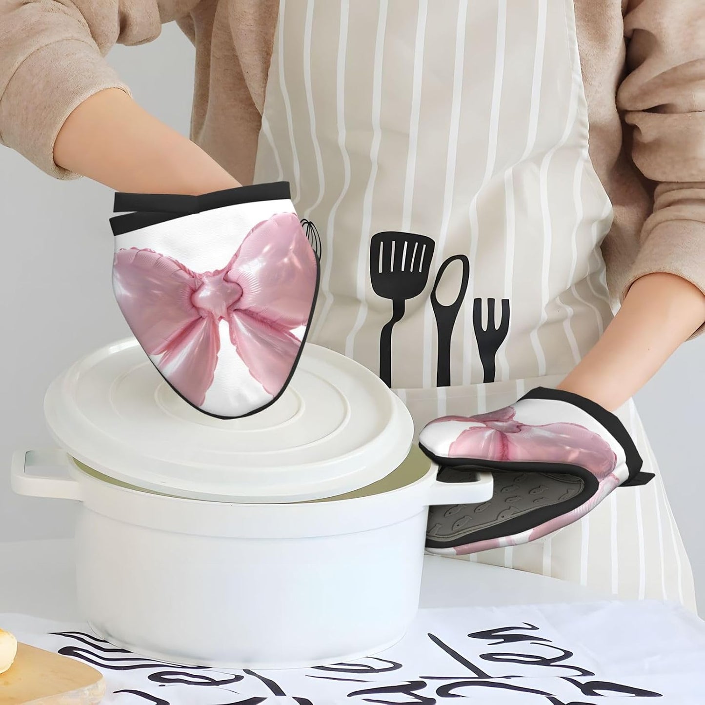 Light Pink Bow Balloon Mini Silicone Oven Mitts Heat and Slip Resistant Kitchen Mittens,Short Oven Gloves for Safe Cooking Baking & Grill,5.9"X5.9"