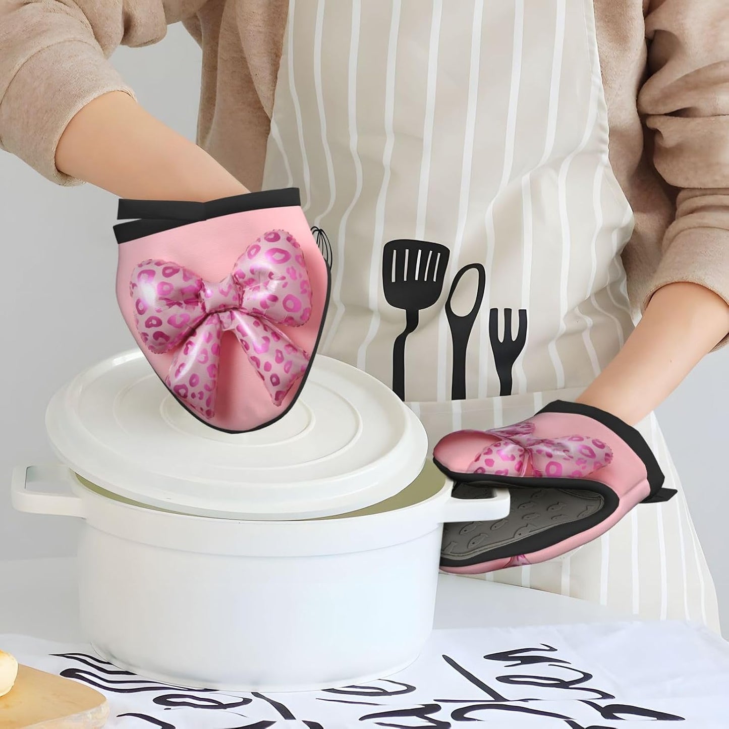Light Pink Bow Balloon Leopard Pattern Mini Silicone Oven Mitts Heat and Slip Resistant Kitchen Mittens,Short Oven Gloves for Safe Cooking Baking & Grill,5.9"X5.9"