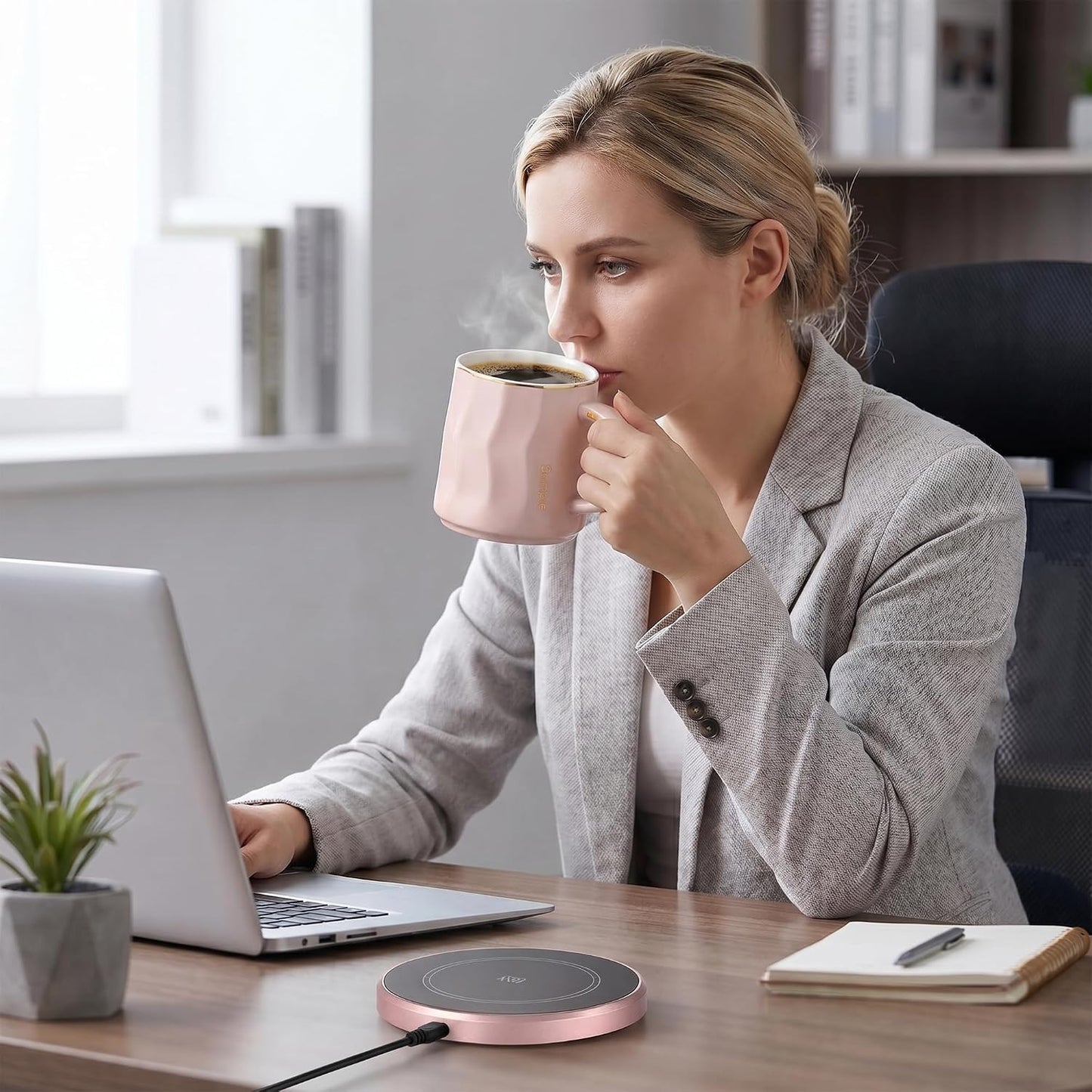 Flat Bottom Coffee Mug for Mug Warmer – 13.5 oz Ceramic Cup with Lid & Gold Trim, Tea Mug for Office Desk, Heater Compatible Gift for Women – Matte Pink