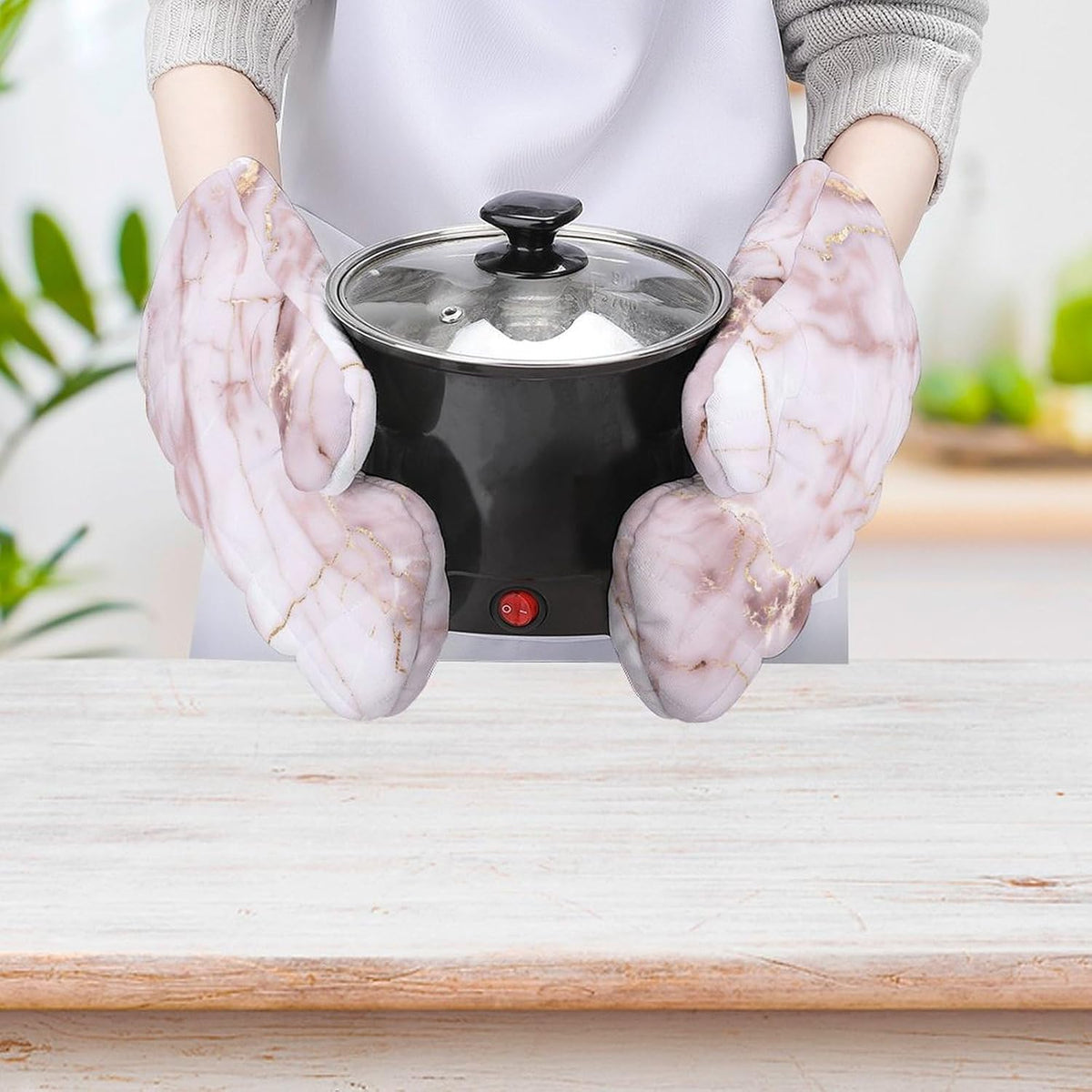 Light Pink Marble Texture with Gold Veining Oven Mitts 2 Pcs, Heat Resistant Glove Trendy Non-Slip Baking Mitts Kitchen Accessories