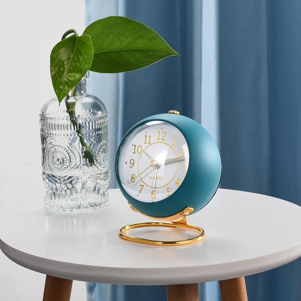 Analog Alarm Clocks for bedrooms,Small Desk Clocks,Night Light, Non-Ticking，Battery Powered,Silent Alarm Clock for Kids,Simple Design Desktop Alarm Clock. (Pink)