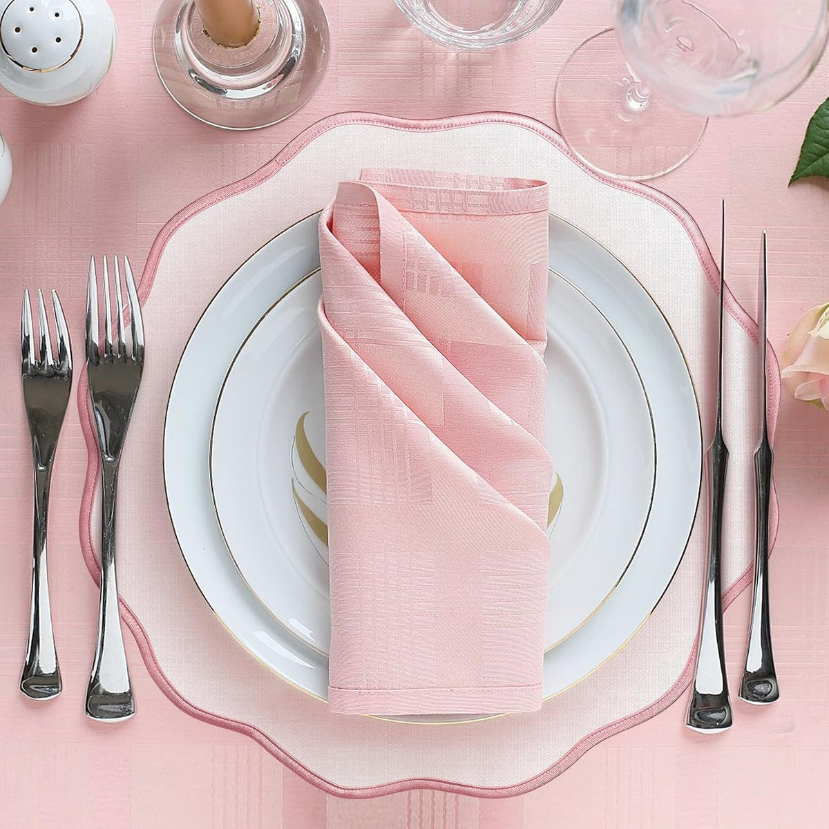 Set of 6 Scallop Linen Placemats, 15 Inch Pink and White Round Placemats Cotton Linen Table Mats Handcrafted Machine Washable Wrinkle Free Dining Placemat for Hotel Restaurant Kitchen
