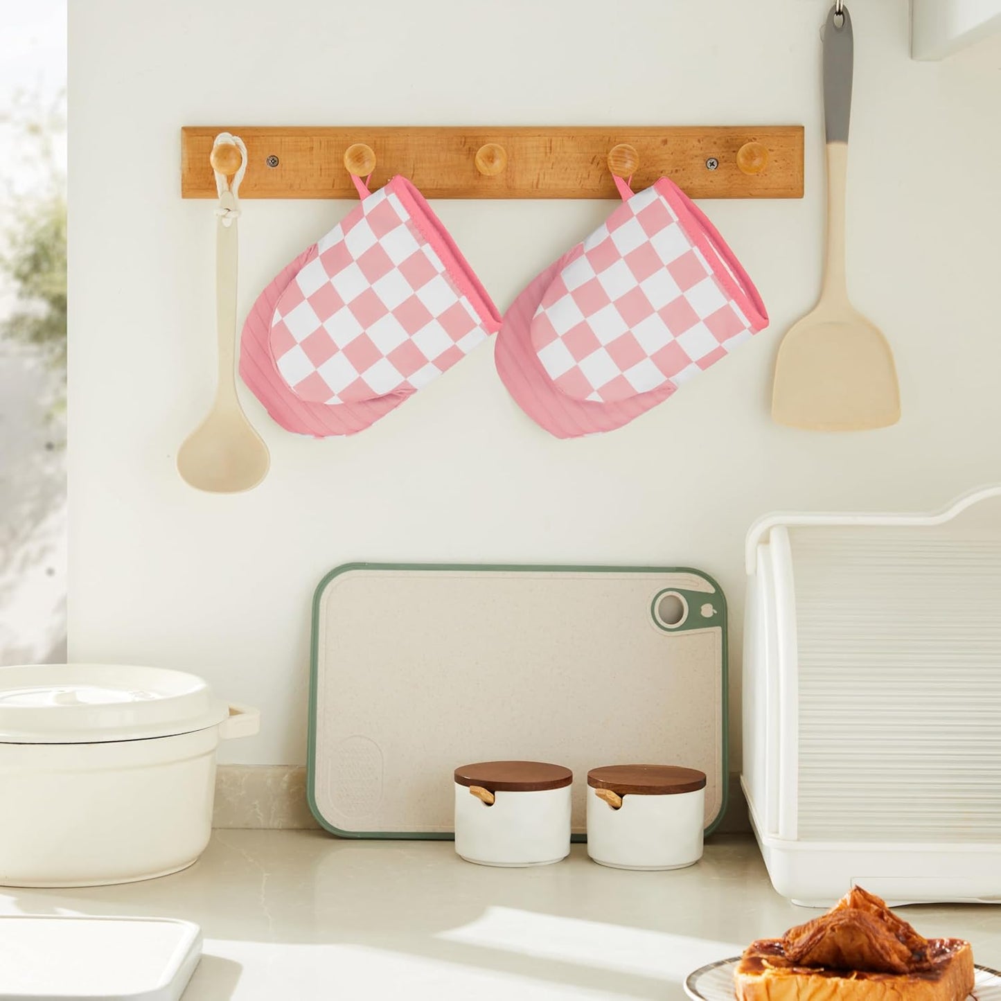 Pink Checkered Mini Oven Mitts Heat Resistant, Vintage Retro Checkerboard Mini Silicone Oven Mitts Cute, Non-Slip Small Short Kitchen Oven Gloves Set of 2