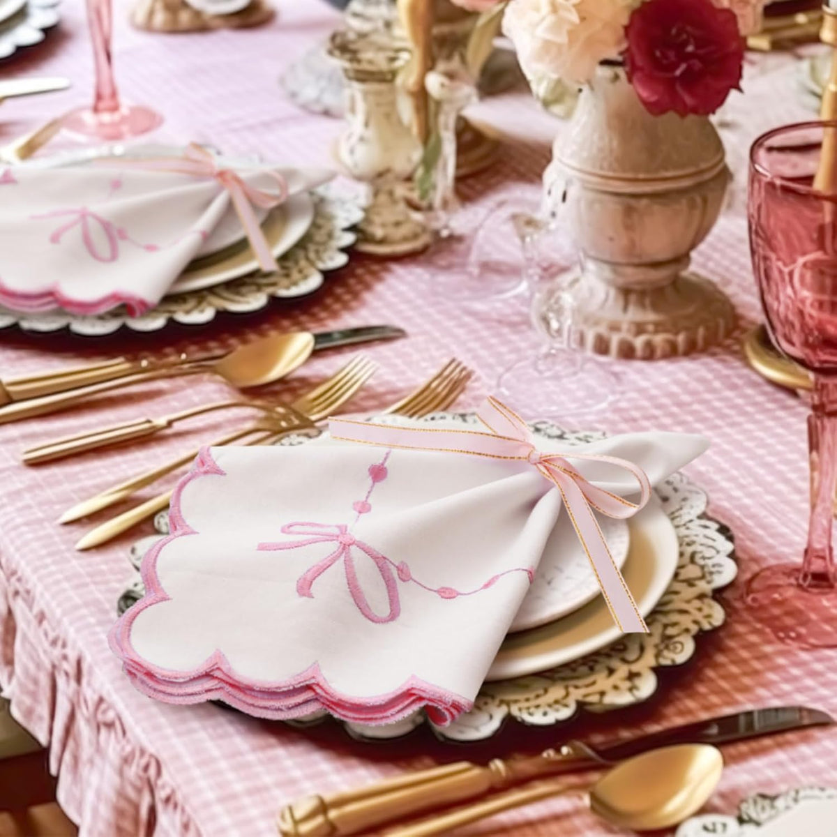 Set of 4 Pink Bow Cloth Napkins 18 x 18 Inch Embroidery Scalloped Coquettish Cloth Napkins Table Decor 100% Cotton Machine Washable Supplies for Table Decorations