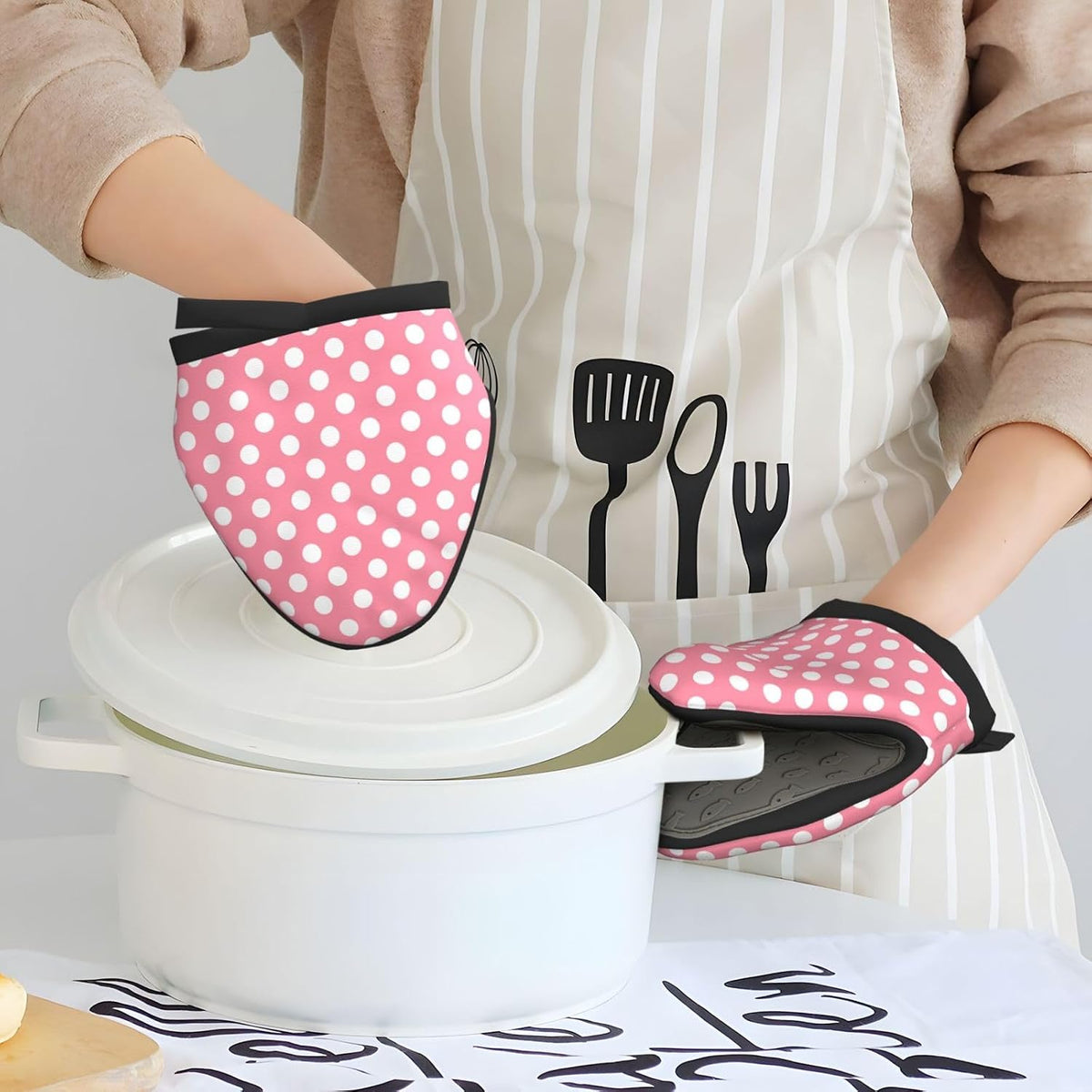 Light Pink Polka Dot Print (a) Oven Mitts, Mini Silicone Oven Mitts Heat Resistant, Cute Pot Holders for Kitchen Cooking & Baking Gloves