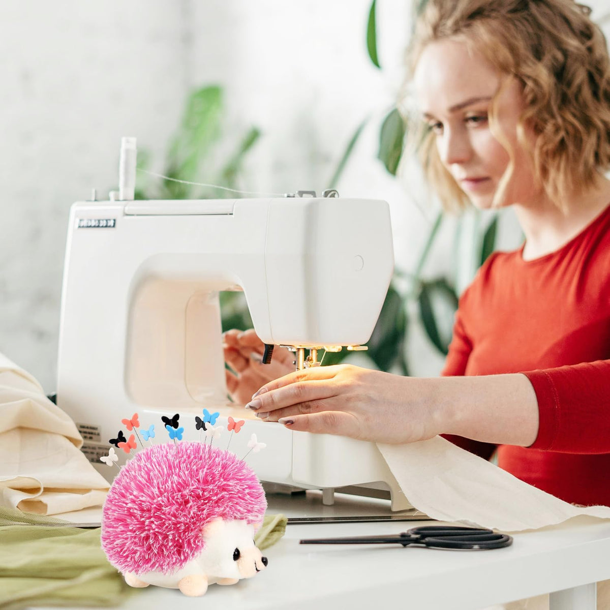 Hedgehog Shaped Pin Cushion Sewing Kit, Sewing Pincushion with 100 Pcs Colored Butterfly Pins for Sewing Dressmaker (Pink)