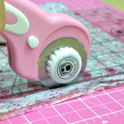 Rotary Cutter Set - 45mm Fabric Cutter, 5 Replacement Rotary Blades, A3 Cutting Mat, Quilting Ruler and Sewing Clips, Craft Knife Set, Ideal for Crafting, Sewing, Patchworking, Pink