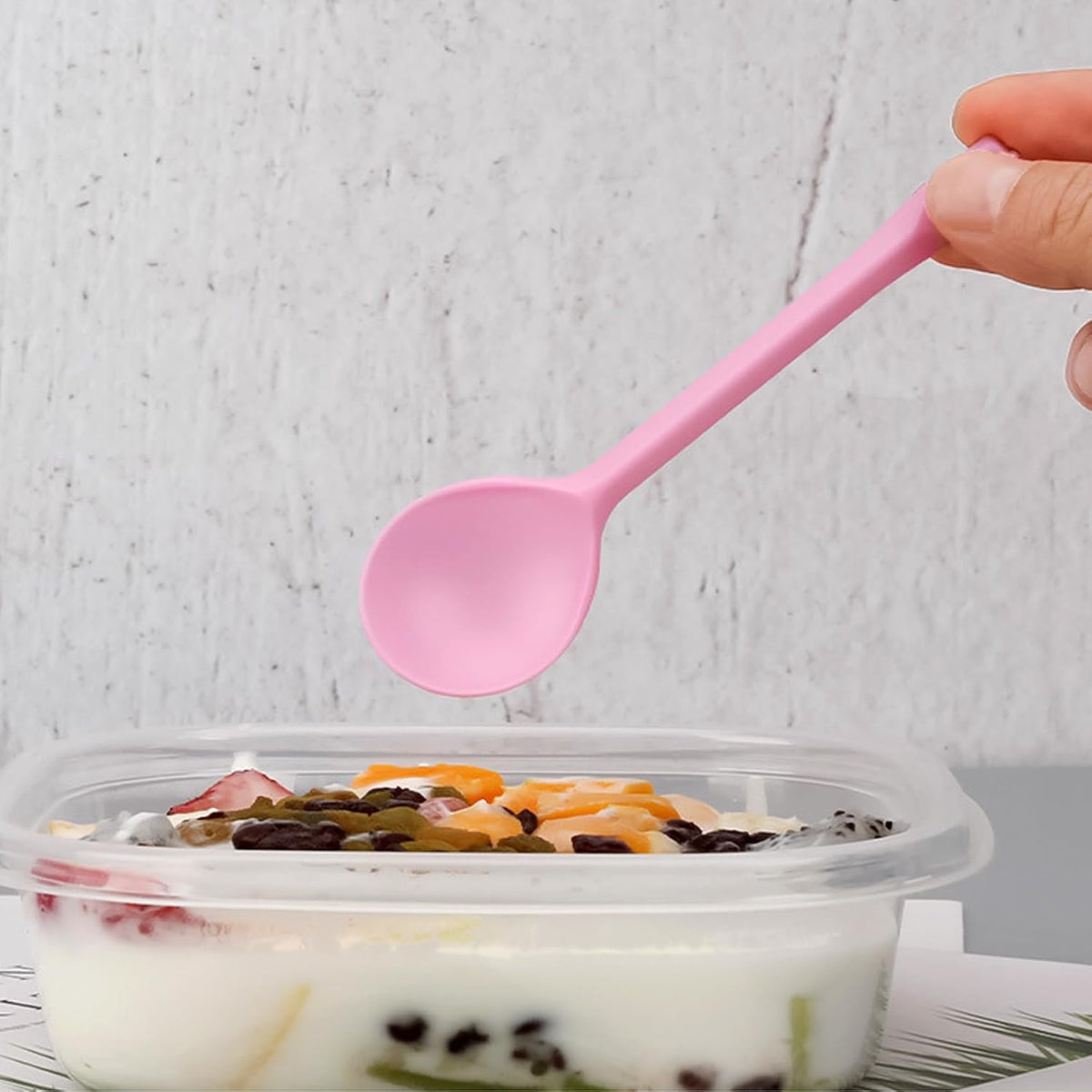 100 Count Independent Packaging Soup Spoons, Heavy Disposable Plastic Spoons for Cake Dessert Ice Cream (Pink)