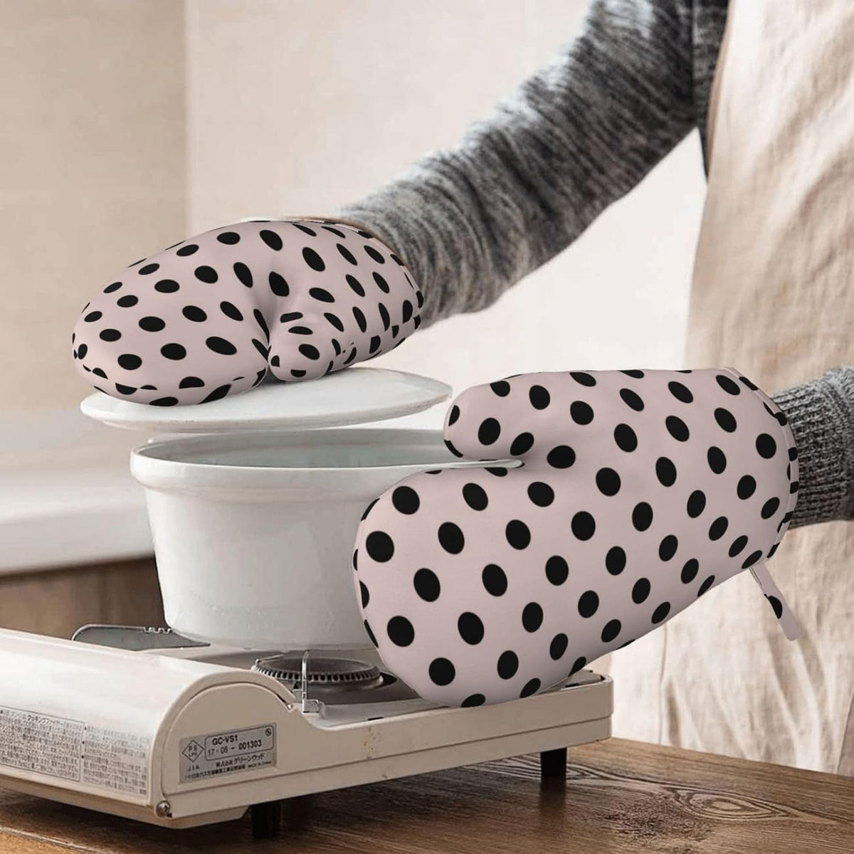 Blush Pink & Black Polka Dots Oven Mitts 2 Pack Kitchen Heat Resistant Oven Gloves with Non-Slip Silicone Surface