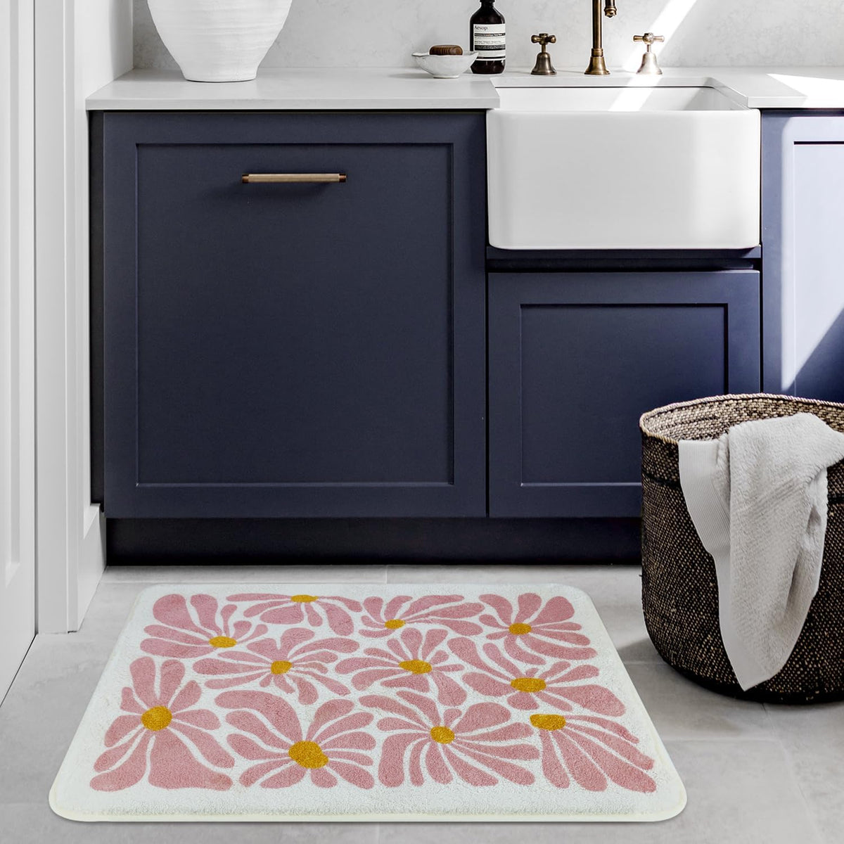 SHIYUE Pink Bathroom Mat Cute Flower Bath Rug, Soft Cozy Microfiber Slip Floor Carpet Decor Absorbent Washable，Girls Bedroom Bathtub Shower(18x26in)
