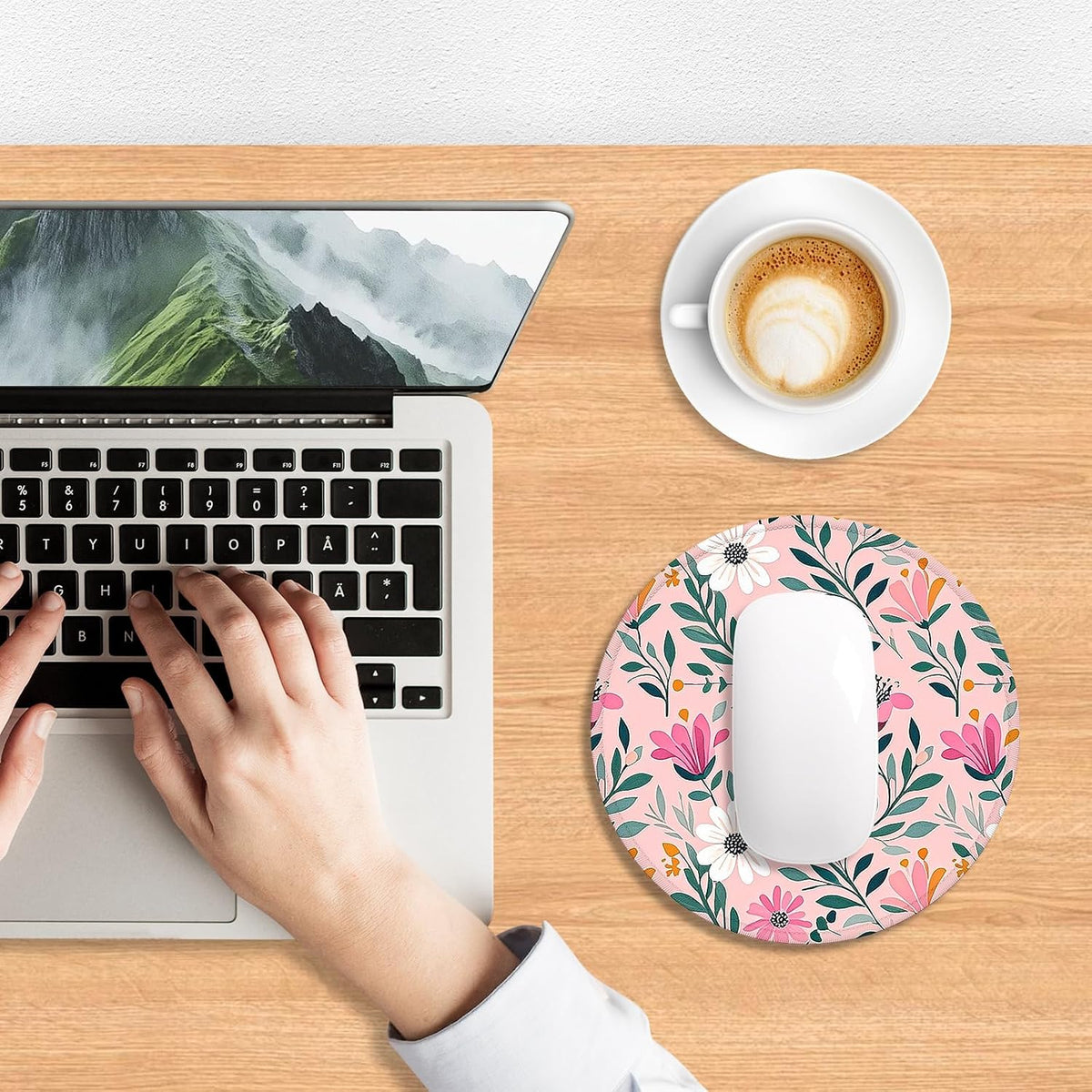 Round Mouse Pad, Cute Small Computer Mouse Mat, Personalized Pattern, Stitched Edge, Non-Slip Rubber, Washable Mousepad Cloth for Wireless Mouse, 8.7 x 8.7 in in, Beautiful Pink Flowers