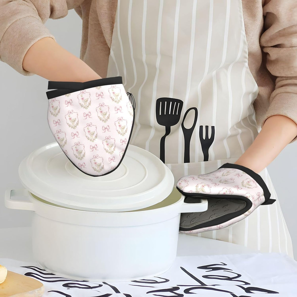 Silly Goose Pink Bow Crest Vintage Mini Oven Mitts Non-Slip Silicone Grips Heat Resistant Kitchen Gloves for Cooking & Baking 5.9"x5.9"