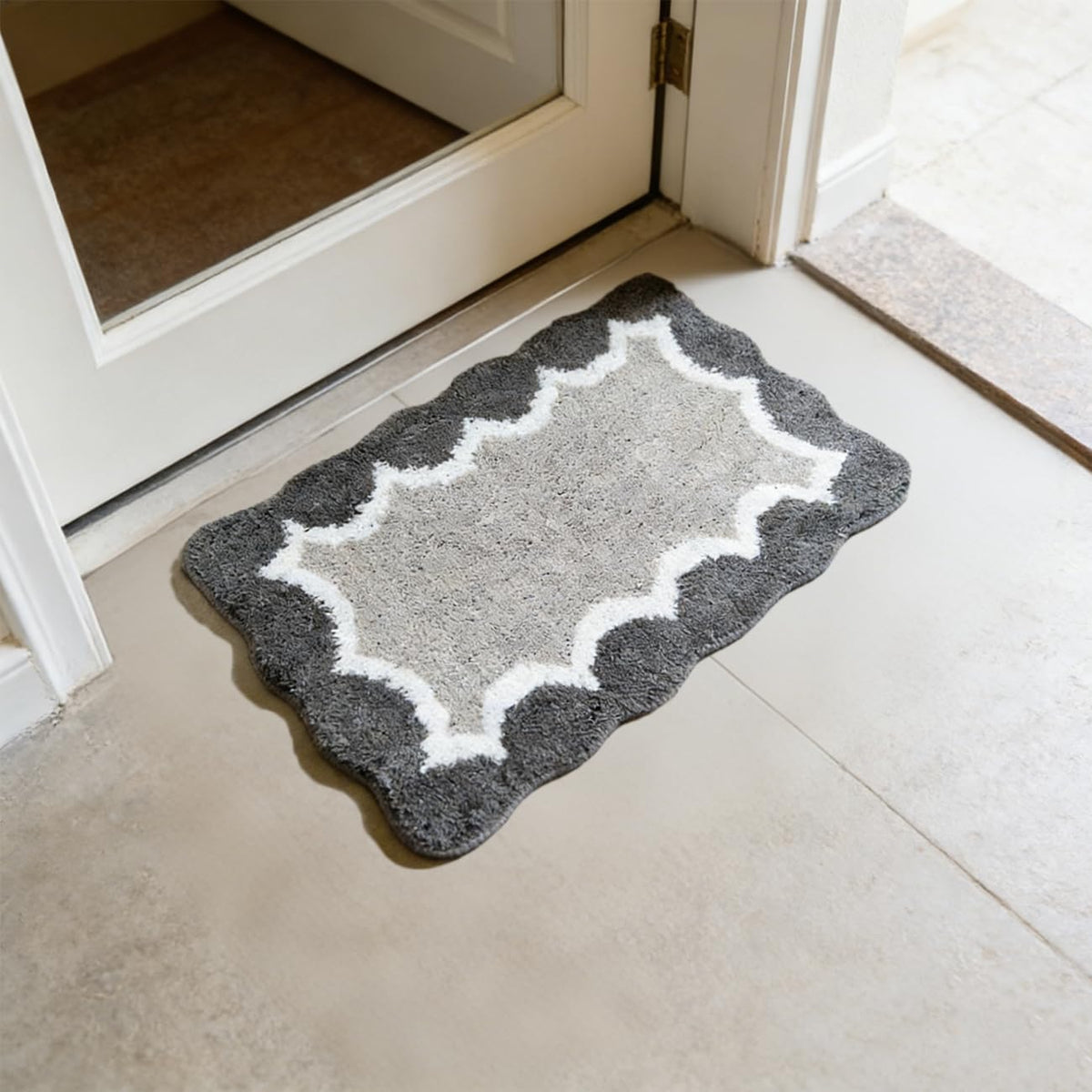 Scalloped Pink Bathroom Rugs, Cute Bath Mat Microfiber Absorbent Quick Dry Bath Mats Non Slip Shower Rug Funky Aesthetic Room Decor Entry Doormat Floor Carpet (Gray,16" x 24")