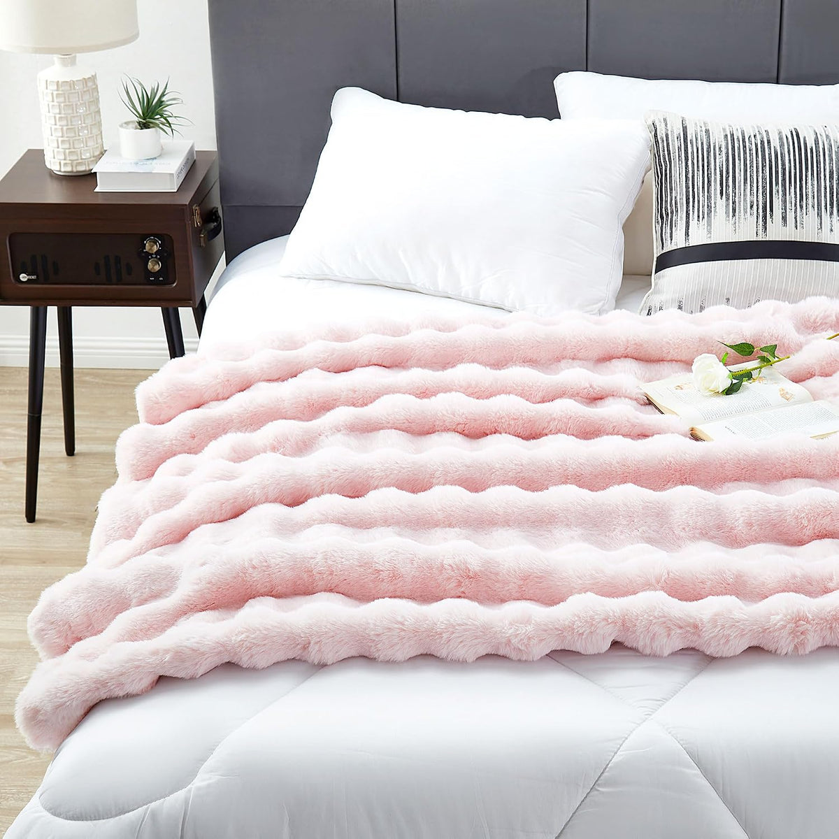 Soft Faux Bubble Rabbit Fur Blanket Twin Size, Thick Cozy Decorative Warm Fuzzy Fur Blanket for Bed Couch Sofa Chair Bedroom Living Room Dorm Gift, 60 * 70 Inches, Pink