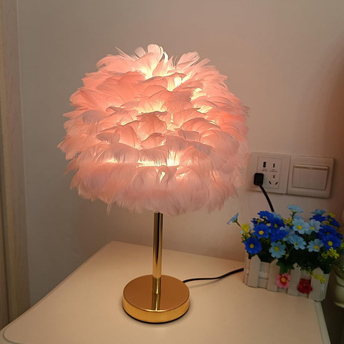 ZYLEIESENBAO Pink Feather Lamp Cute Romantic Goose Feather Table Lamp Furry Nightstand Light with Gold Base Bedside Lamp for Girl Princess Bedroom Living Room Wedding Decoration Gift