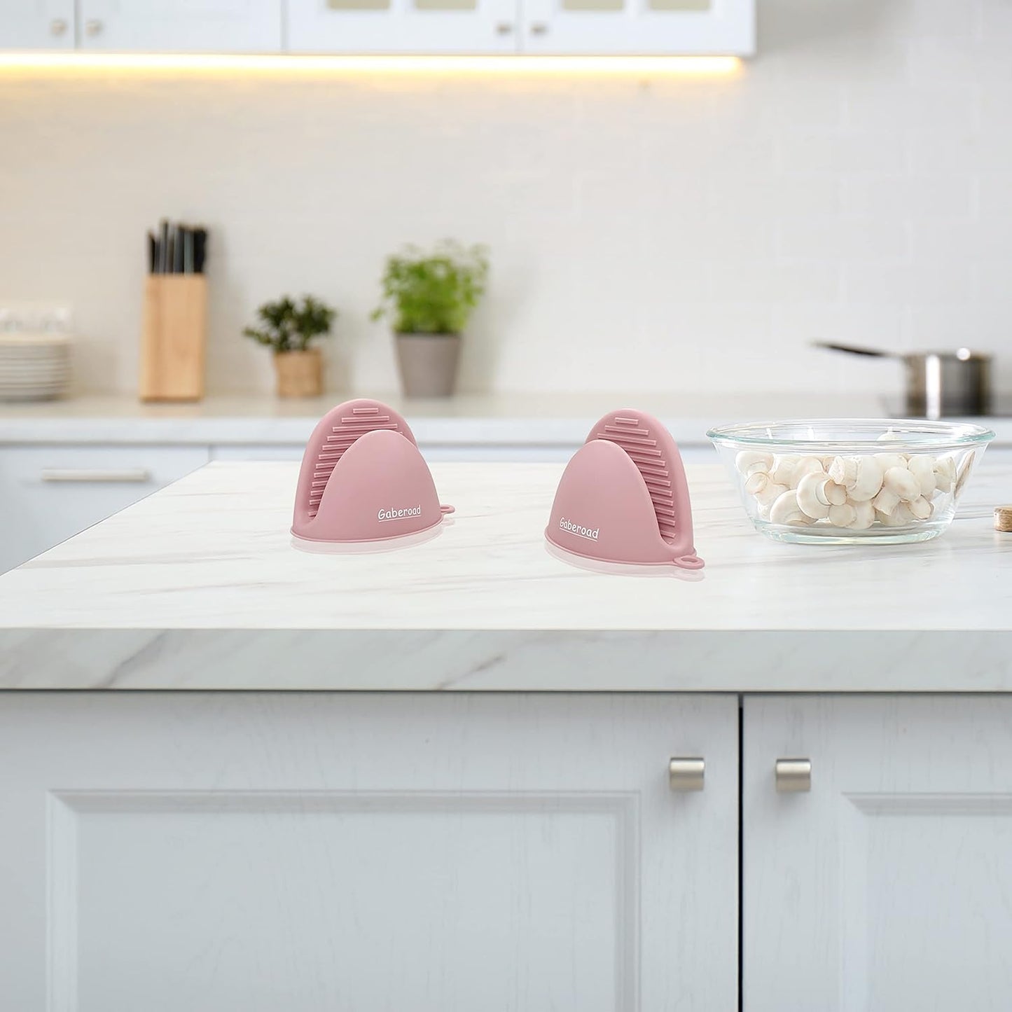 Thickened Mini Silicone Oven Mitts Heat Resistant as Hot Pot Holder, Baking Holder, Rubber Oven Gloves, Finger Pinch Grips, Potholder Mitts for Kitchen Cooking, 1 Pair, Macaron Pink