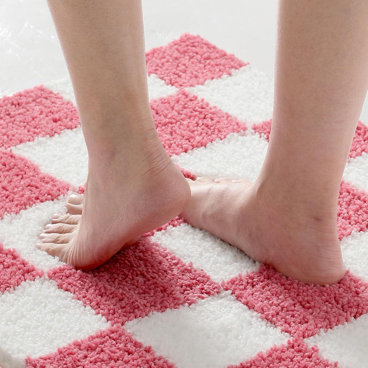 Checkered Bath Mat, Soft and Absorbent Microfiber Bathroom Rugs, Quick Dry Shaggy Bath Carpet, Suitable for Floor, Tub, Shower Pink 16" x 28"