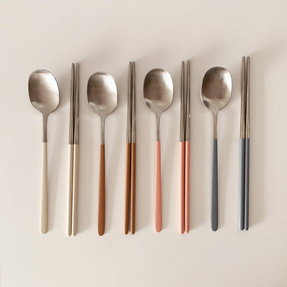 304 Stainless Steel durable Lightweight Korean-style Beautiful Cutlery Spoon and Chopsticks Set Scratch Resistant 2Pieces (Gray+Peach Pink)