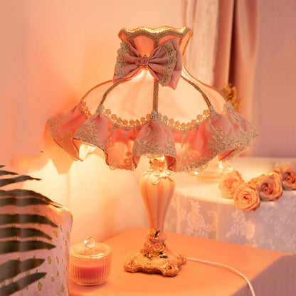 European Style Pink Table Lamp Lace Bow Fabric Drum Shade and Antique Resin Base Decor Classic Bedside Desk Nightstand Lamp for Girl's Bedroom Living Room