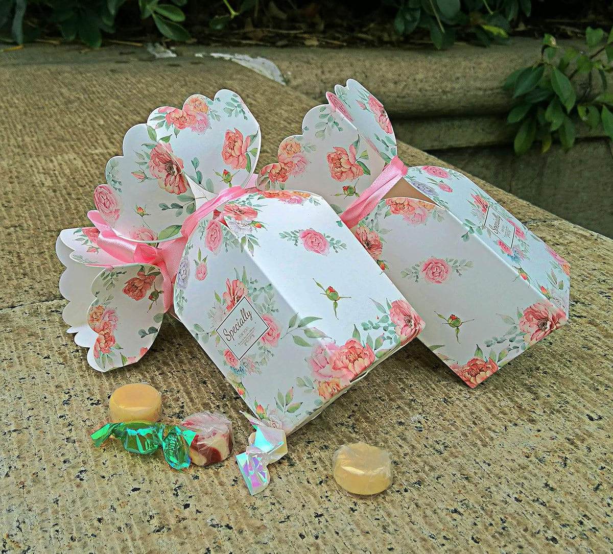 50 Pcs Floral Pattern Candy Boxes Wedding Birthday Party Favor Gift Box with 50pcs Light Pink Ribbon