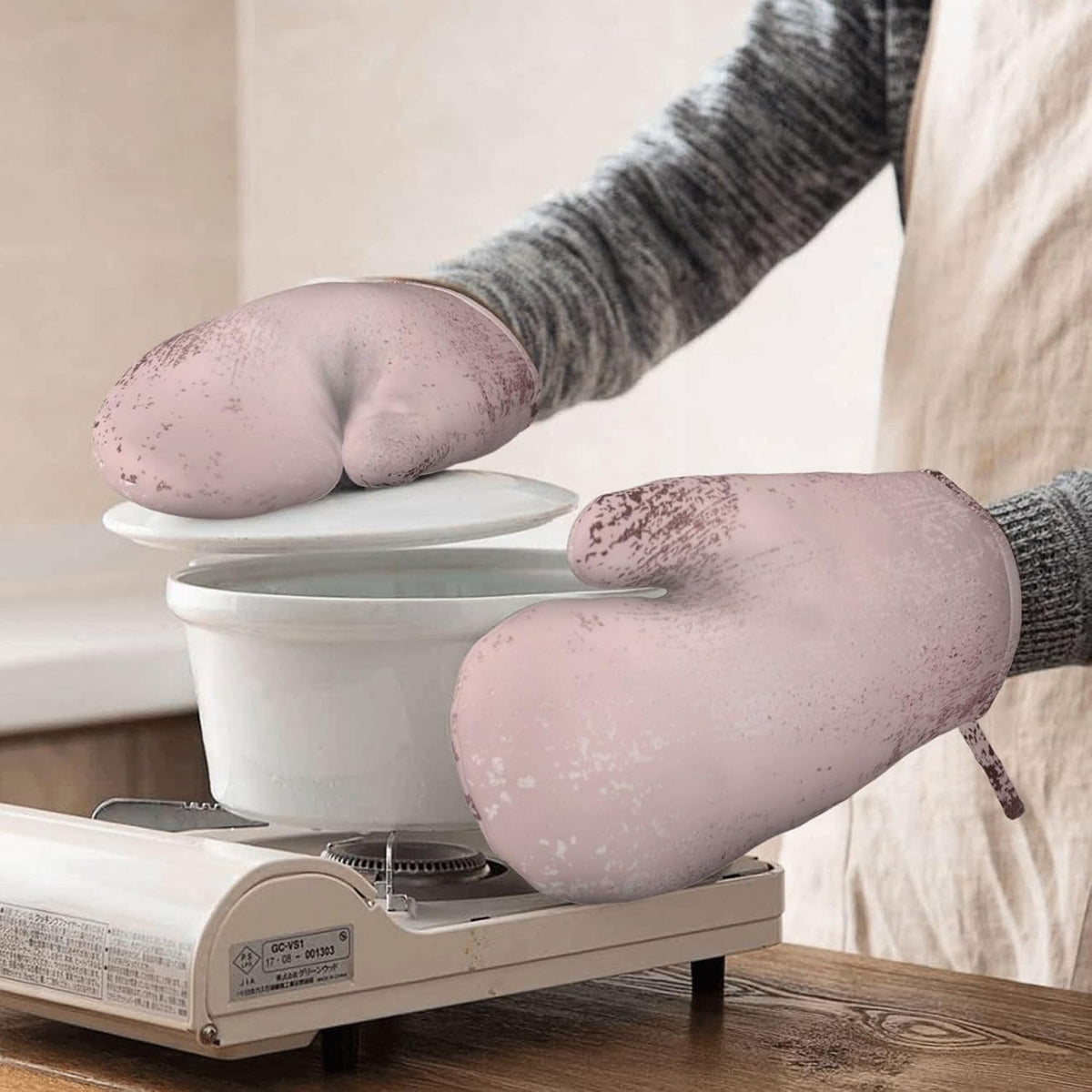 Rose Gold Luxury Metallic Oven Mitts 2 Pack Kitchen Heat Resistant Oven Gloves with Non-Slip Silicone Surface