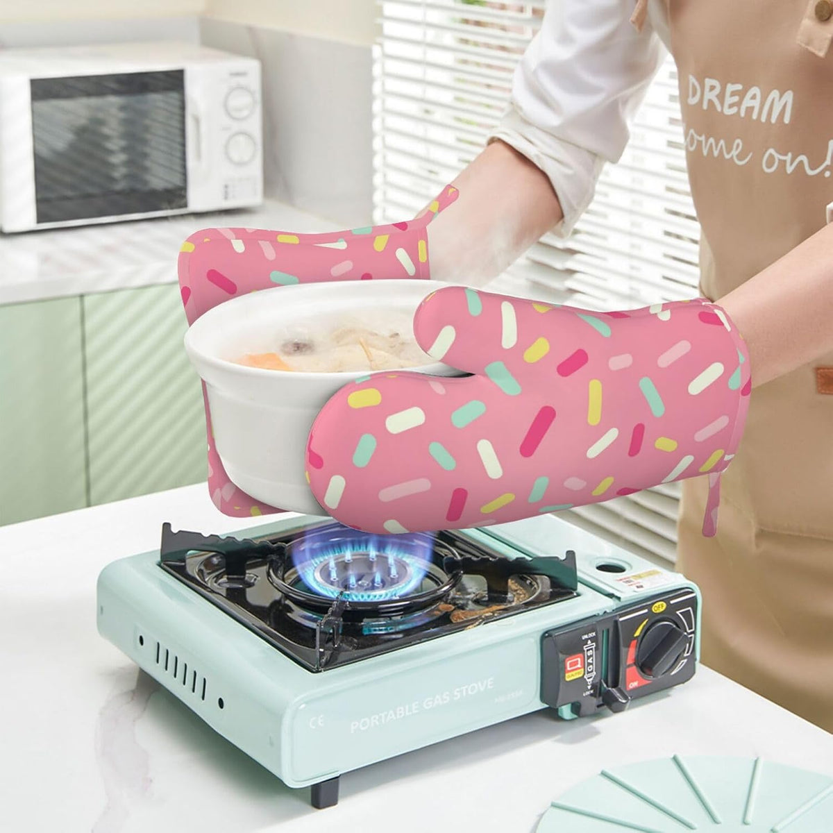Pink Desserts Donut Sprinkles Kawaii Oven Mitts and Pot Holders Sets of 4, Heat Resistant Silicone Oven Mittens and Potholders Gloves Hot Pads for Kitchen Cooking Baking Grilling BBQ Chef