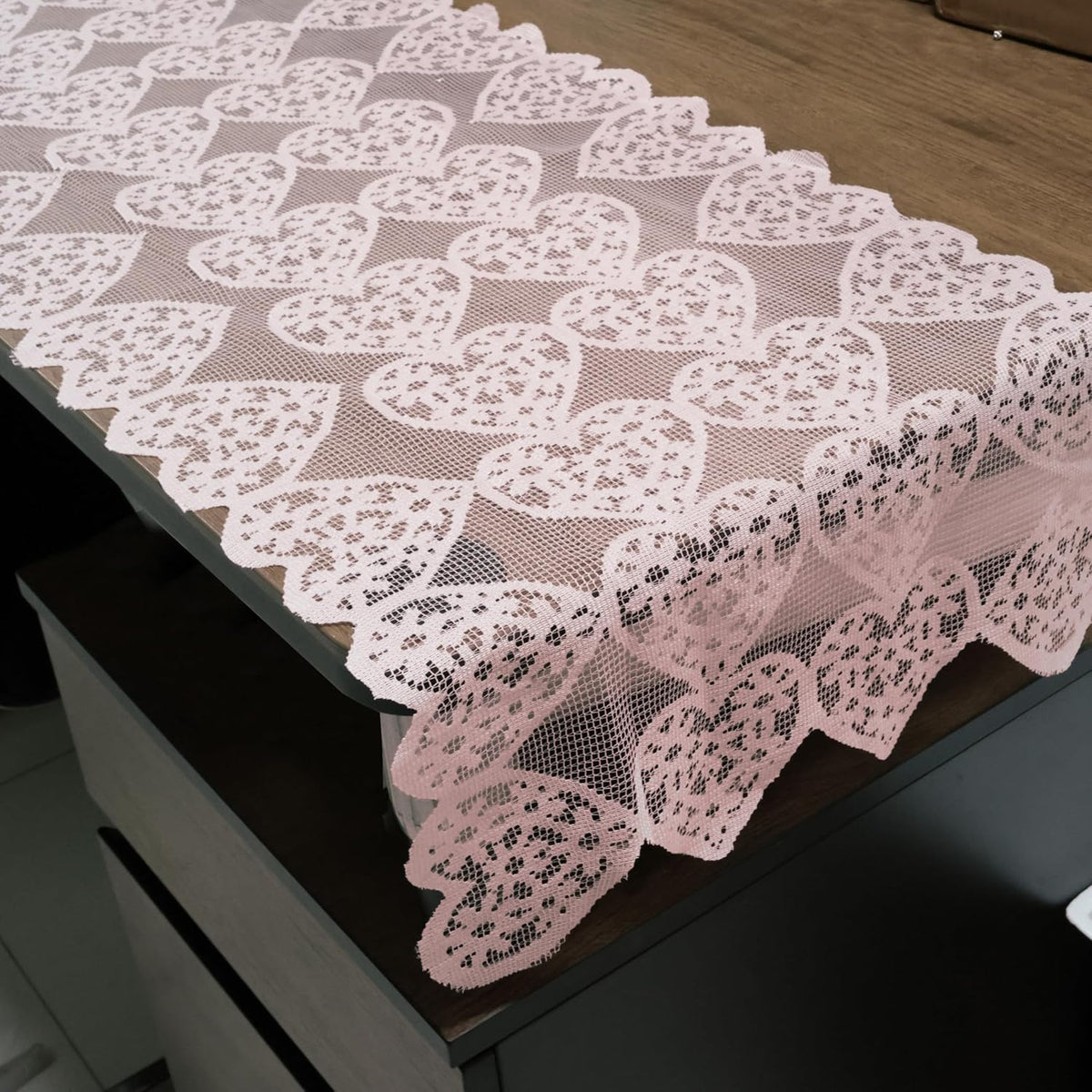 1Pack Pink Heart Lace Table Runner Valentine's Day Romantic Pink Table Runner Heart Shape Cutout Table Runner for Candlelight Dinner Anniversary Wedding Proposal Party Home Decor