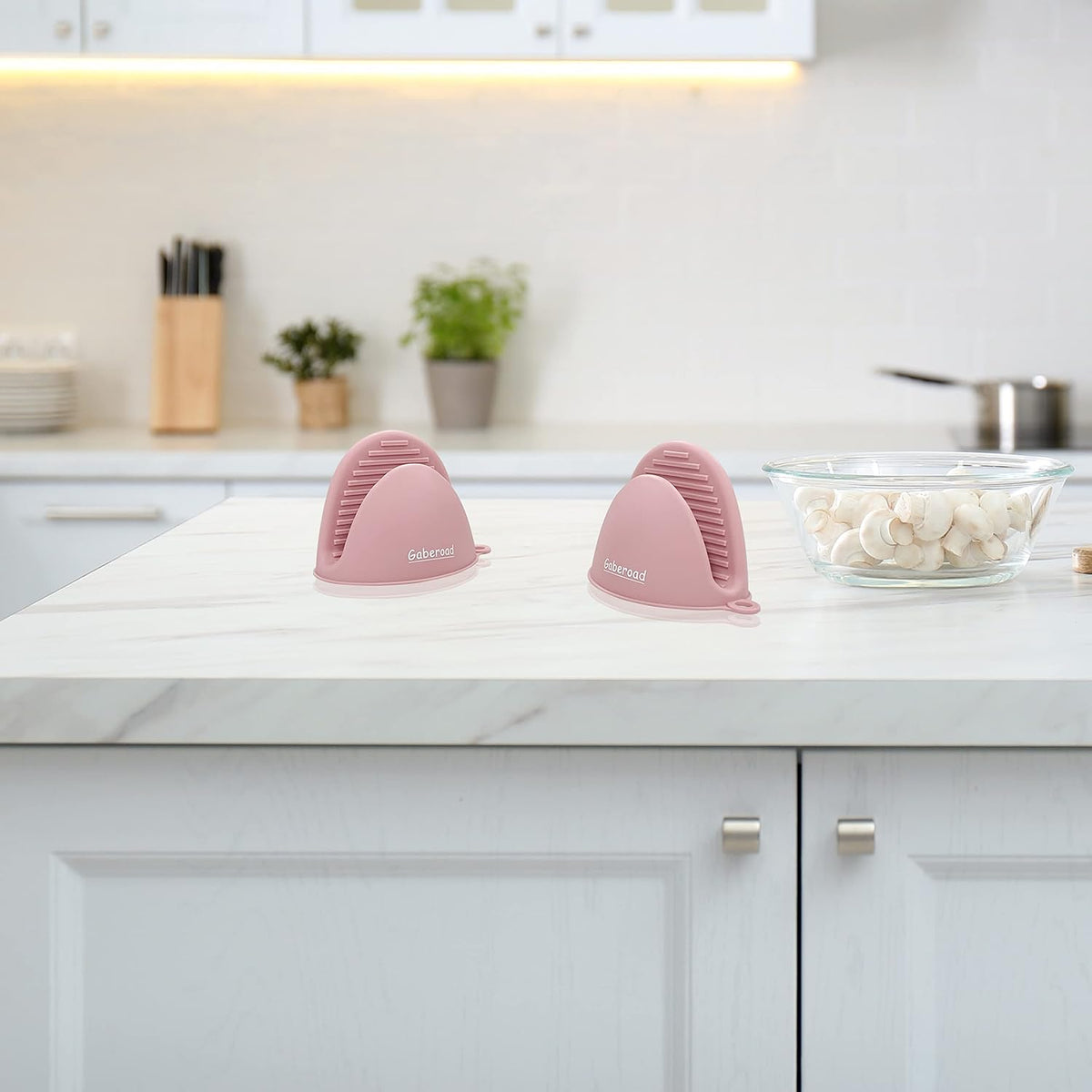 Thickened Mini Silicone Oven Mitts Heat Resistant as Hot Pot Holder, Baking Holder, Rubber Oven Gloves, Finger Pinch Grips, Potholder Mitts for Kitchen Cooking, 1 Pair, Macaron Pink