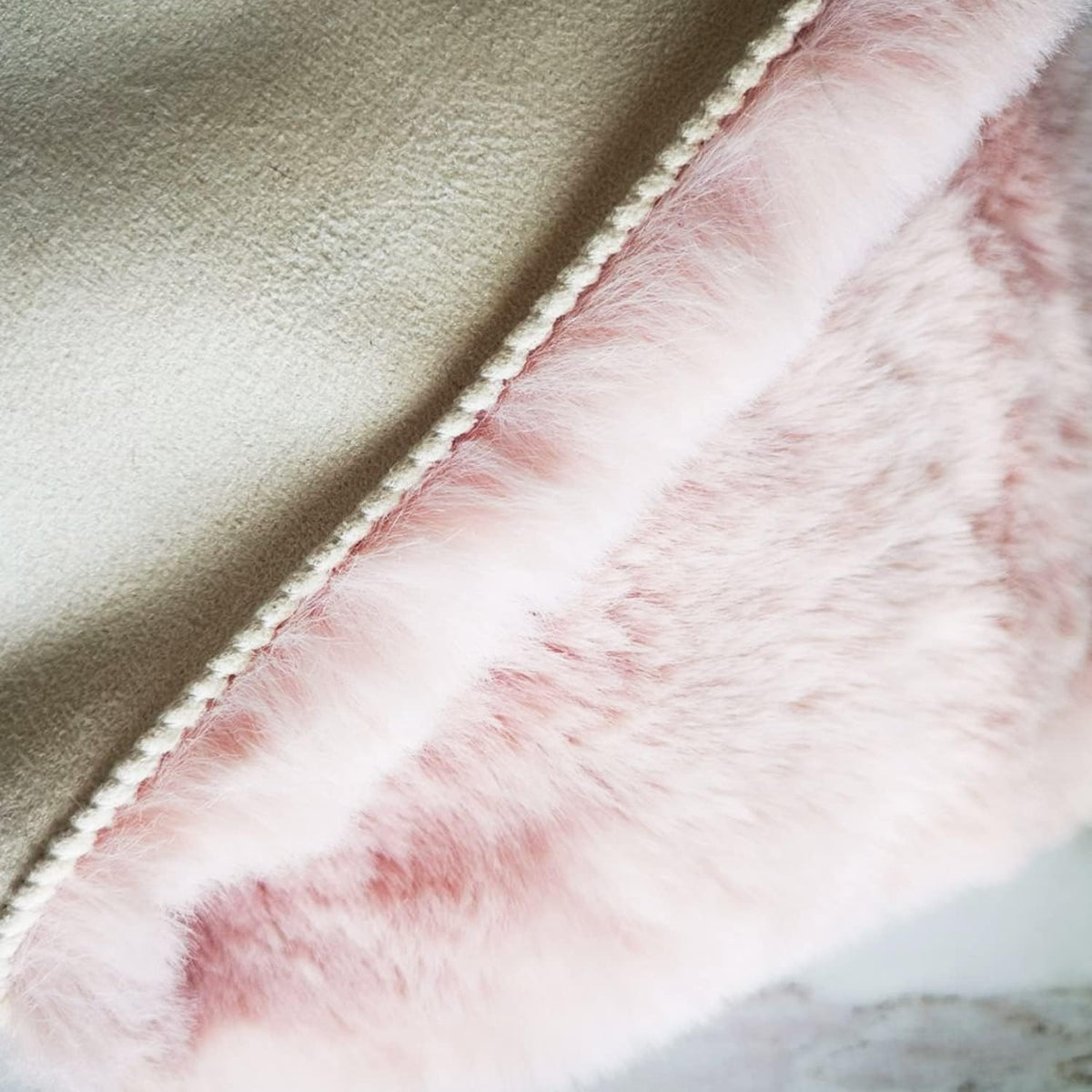 Ultra Soft Faux Rabbit Fur Rug 5x8, Machine Washable Area Rugs for Bedroom Fluffy Rugs for Living Room, No-Shedding Carpet Sheepskin Rug Pink