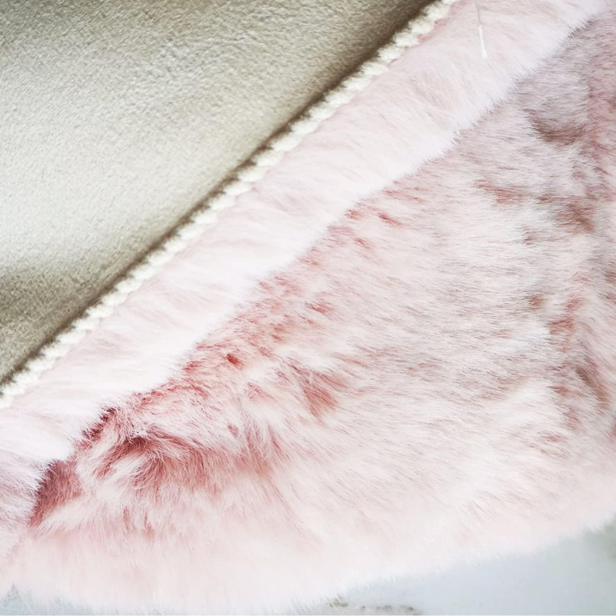 Ultra Soft Faux Rabbit Fur Rug 5x8, Machine Washable Area Rugs for Bedroom Fluffy Rugs for Living Room, No-Shedding Carpet Sheepskin Rug Pink